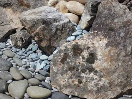 graviers ronds : le symbolisme de l'eau qui courent