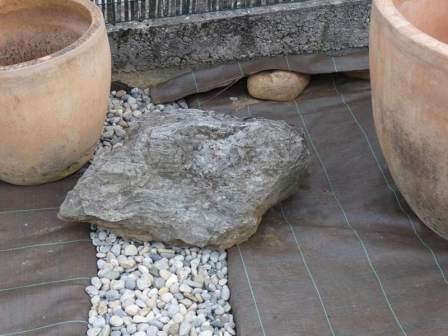 pierres imposantes qui contourne le courant