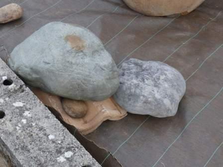 pierres imposantes qui contourne le courant