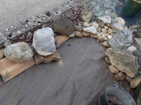 pierres imposantes qui contourne le courant