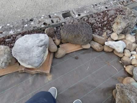 pierres imposantes qui contourne le courant